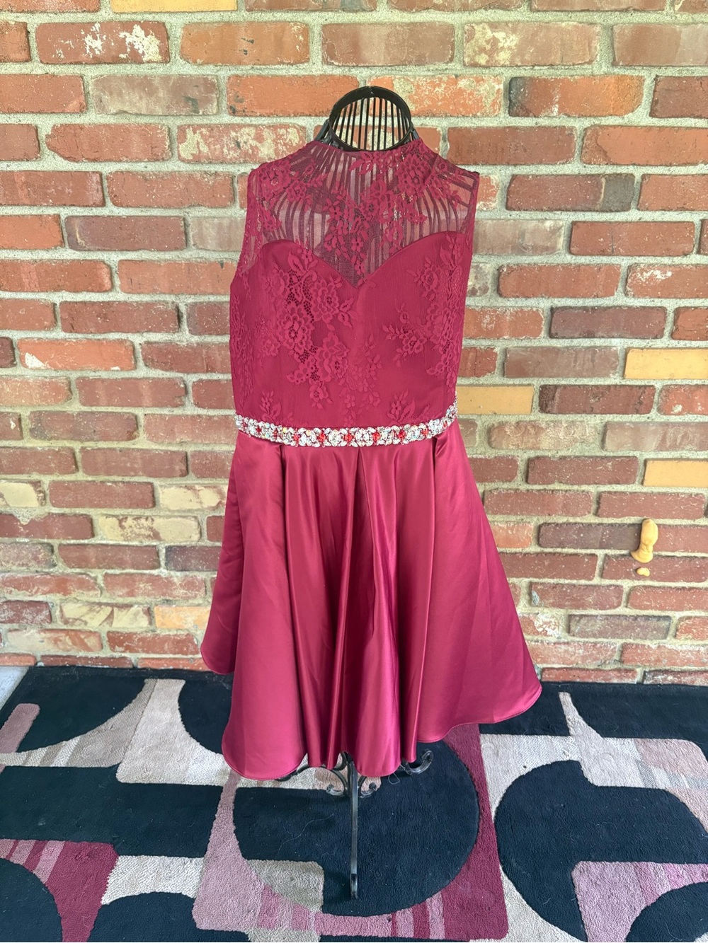 Girls' Lace Bodice Burgundy Homecoming Dress with Embellished Waist